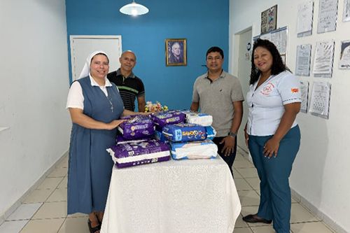 Diretoria da ACESS faz entrega de fraldas para Cidade do Garoto